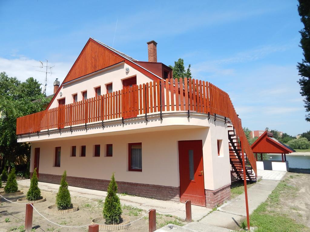 Napsugar Apartman Baja Exterior photo
